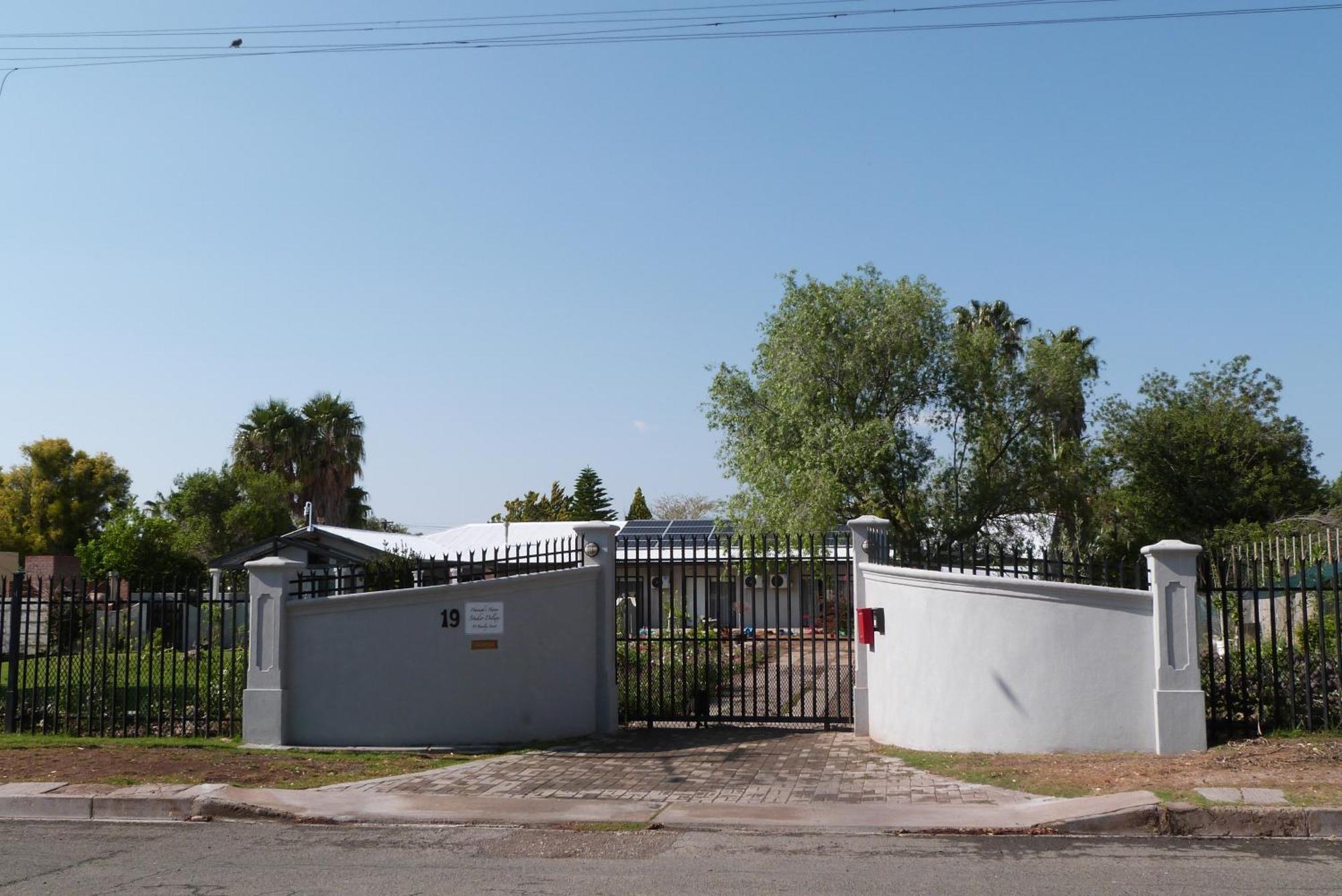 Appartement Hannah'S Haven Studio Deluxe - No Loadshedding à Beaufort West Extérieur photo